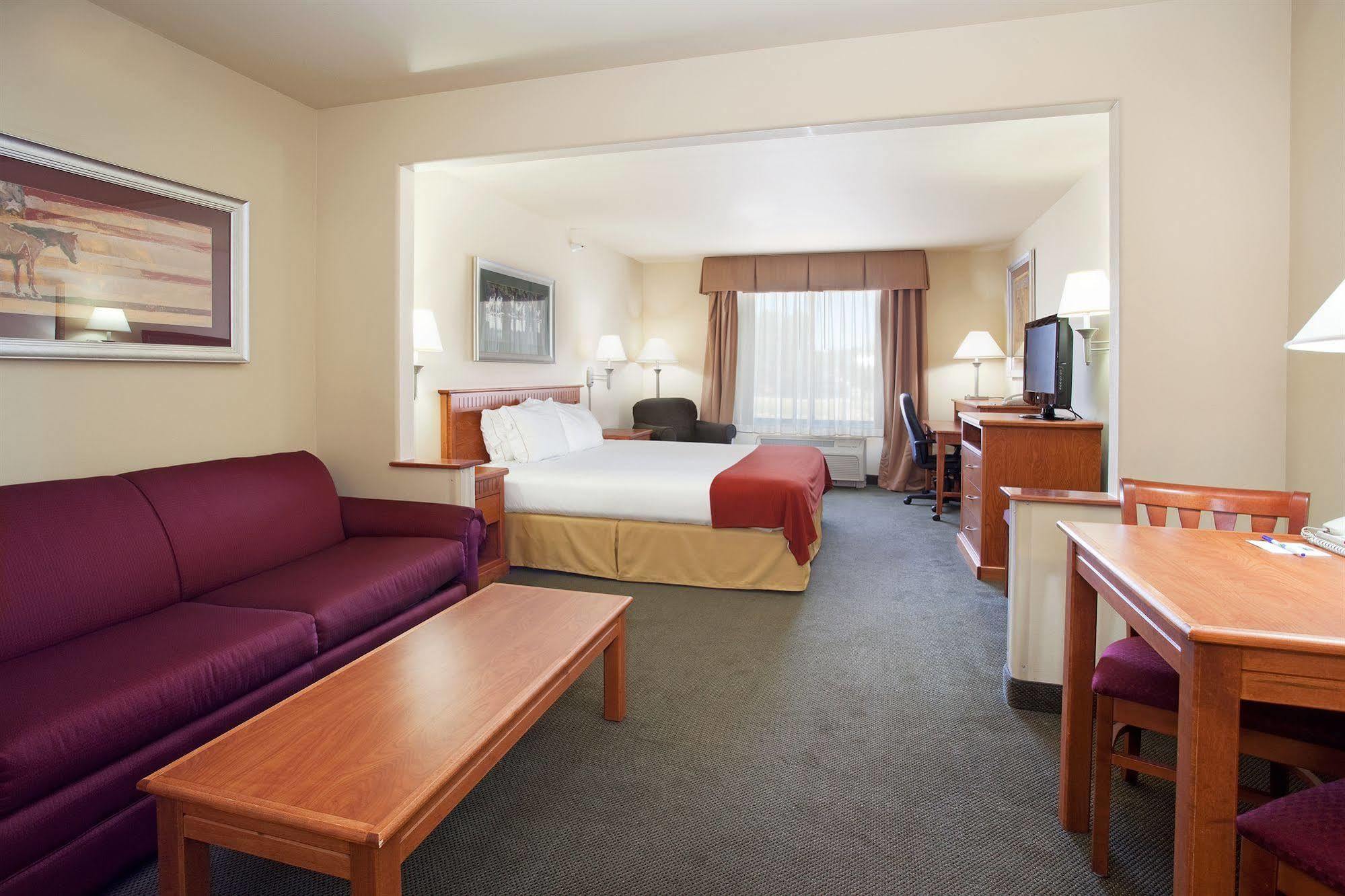 Holiday Inn Express & Suites Douglas By Ihg Exterior photo