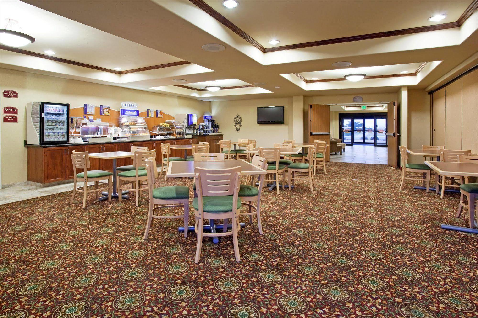 Holiday Inn Express & Suites Douglas By Ihg Exterior photo