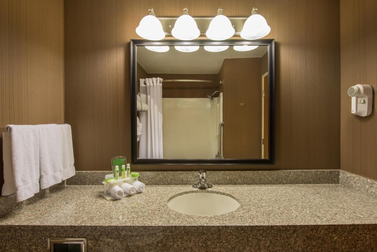 Holiday Inn Express & Suites Douglas By Ihg Exterior photo